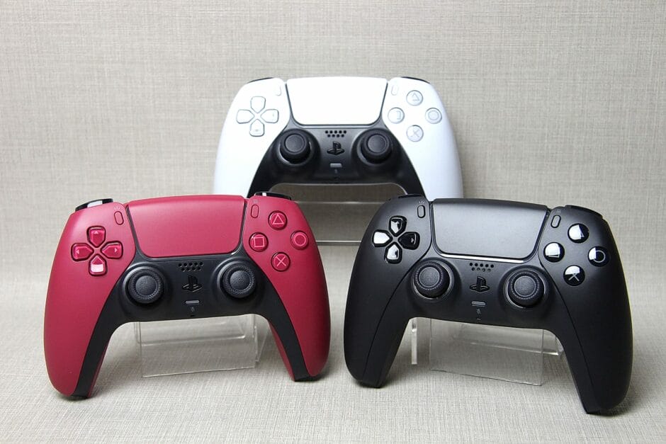 Bekijk high res foto’s van de Midnight Black en Cosmic Red-varianten van de PS5 DualSense-controller